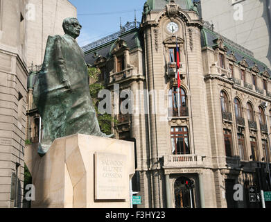 Statue von Präsident Salvador Allende (1970-1973) vor dem Justizministerium Gebäude am Plaza De La Constitución, Santiago Stockfoto