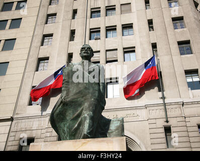 Statue von Präsident Salvador Allende (1970-1973) vor dem Justizministerium Gebäude am Plaza De La Constitución, Santiago Stockfoto