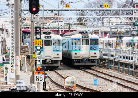 Japan, Matsumoto, Japanischer Bahn, zwei E Baureihe 115 Typ s-Bahnen in der abstellgleise in der Nähe der Hauptbahnhof geparkt. Teleaufnahme. Stockfoto