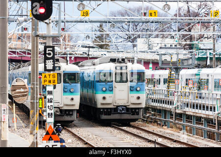 Japan, Matsumoto, Japanischer Bahn, zwei E Baureihe 115 Typ s-Bahnen in der abstellgleise in der Nähe der Hauptbahnhof geparkt. Teleaufnahme. Stockfoto