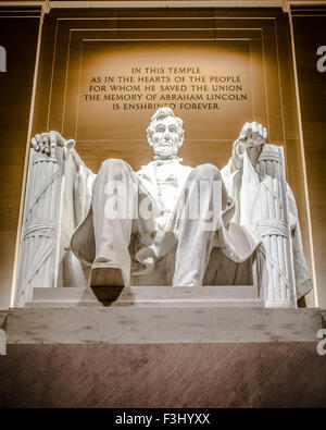 Lincoln Memorial Statue von Abraham Lincoln in der Nacht gesehen Stockfoto