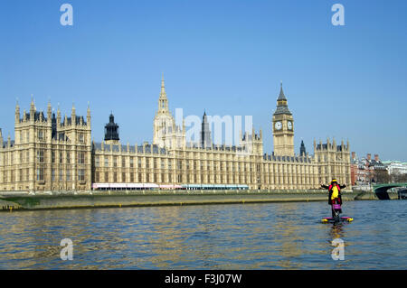 Hackney Monster Raving Loony Party Kandidaten, Nigel Knapp, auf schwimmenden Fahrrad auf der Themse vor dem House of Parliament Stockfoto