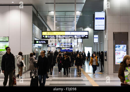 Osaka Station Stadt Interieur. Pendler wandern in Halle über Plattformen, Overhead abreise Zug Informationen auf Anzeigetafeln für jede Plattform. Stockfoto