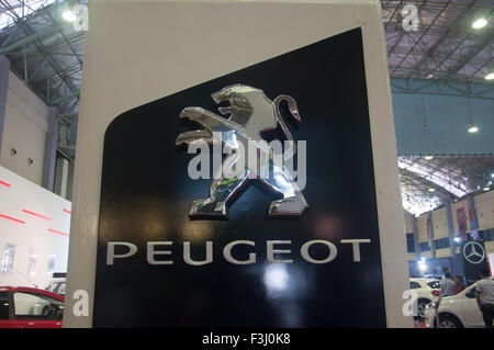 Peugeot-Logo auf einer Expo in Makassar, Indonesien Stockfoto