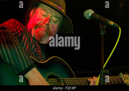 Monster Mash Song veröffentlichen durch die großen vergroesserten Monster Raving Loony Party Mitglied Michael McDonough-Jones an der Gitarre Stockfoto