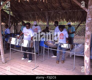 Stahl-Band spielt auf der Grafton Beach Resort Hotel, Tobago, Trinidad und Tobago, Karibik. Stockfoto