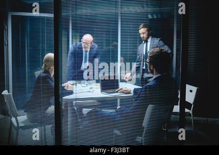 Moderne Business-Leute mit Treffen in Büro Stockfoto