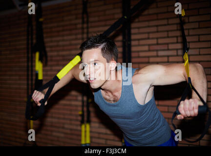 Junger Mann in Activewear Übungen für die Armmuskulatur Stockfoto