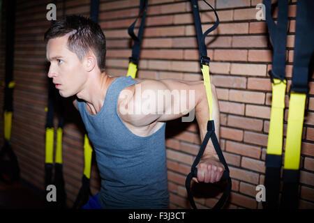 Muskulöser Mann im Fitness-Studio trainieren Stockfoto