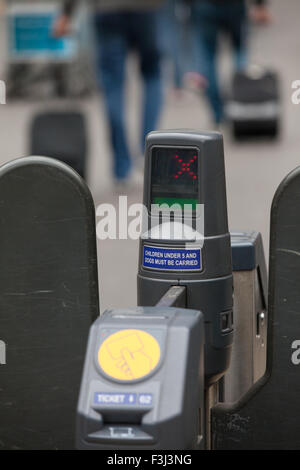 PKW-Tore in Edinburgh Waverley Bahnhof. Stockfoto