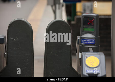 PKW-Tore in Edinburgh Waverley Bahnhof. Stockfoto