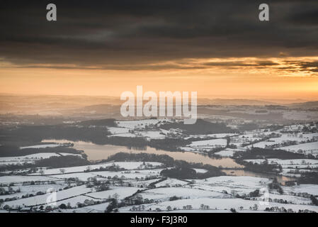 Schöne Winterlandschaft bei Sonnenuntergang über schneebedeckten Landschaft Stockfoto