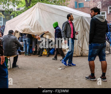 Berlin, Deutschland, 7. Oktober 2014. Berlin begrüßt Flüchtlinge jedoch die Stadt kämpft, um die Massen zu verarbeiten, die im Zentrum LaGeSo (Forschungsdefizite Für Gesundheit Und Landeserziehungsgeld) jeden Tag eintreffen. Müde Reisende kämpfen für Interview Zahlen und warten Sie, bis ihre Zahl angezeigt werden. Die wenigen glücklichen durch das Zentrum schnell aber viele ertragen Verzögerungen von Tagen oder Wochen. Kleine Zelte sprießen, decken verteilen und Kinder packen ihre kargen Besitztümer. Beamten und Freiwilligen sind lange Arbeitszeiten zu lindern die Situation und die traurige Ankünfte zu unterstützen. Bildnachweis: Eden Breitz/Alamy Live neu Stockfoto