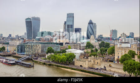 Blick auf die City of London von der Tower Bridge. Stockfoto