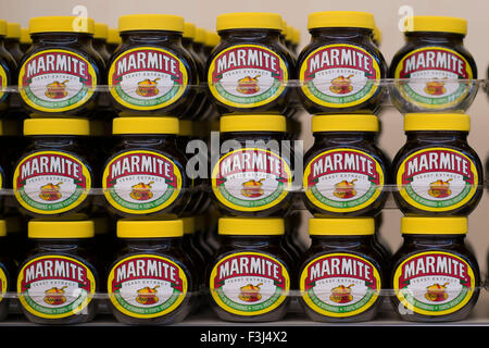 Gläser von Marmite auf einem Supermarktregal Stockfoto