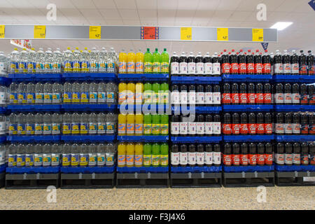 Kohlensäurehaltige Getränke zum Verkauf in einem Supermarkt. Kohlensäurehaltige Getränke verursachen Karies und Diabetes. Stockfoto