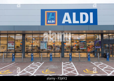 Außen eine Aldi-Filiale am Newport Road, Cardiff. Stockfoto