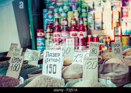 Schöne lebendige orientalischen Markt mit Taschen voller verschiedenen Gewürzen in Osh Basar in Bischkek, Kirgisistan. Stockfoto