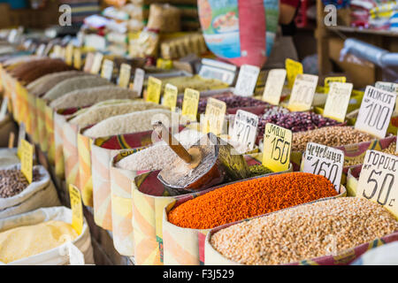 Schöne lebendige orientalischen Markt mit Taschen voller verschiedenen Gewürzen in Osh Basar in Bischkek, Kirgisistan. Stockfoto