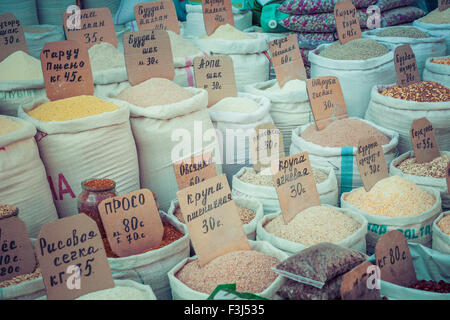 Schöne lebendige orientalischen Markt mit Taschen voller verschiedenen Gewürzen in Osh Basar in Bischkek, Kirgisistan. Stockfoto