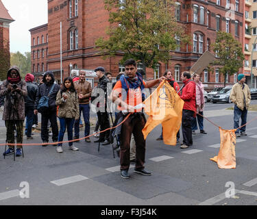 Berlin, Deutschland, 7. Oktober 2014. "Mein Recht ist Ihr gutes Recht" Selbsthilfegruppe inszenierte eine Demonstration in Turmstrasse außerhalb des LaGeSo Zentrums um die schwierigen Registrierungsverfahren zu markieren. Flüchtlinge das Publikum angesprochen, Animateure sang und Kinder hatten viel Spaß auf einer Folie mit freiwilligen besetzt. Berlin begrüßt Flüchtlinge jedoch die Stadt kämpft, um die Massen zu verarbeiten, die im Zentrum LaGeSo (Forschungsdefizite Für Gesundheit Und Landeserziehungsgeld) jeden Tag eintreffen. Müde Reisende kämpfen für Interview Zahlen und warten Sie, bis ihre Zahl angezeigt werden. Bildnachweis: Eden Breitz/Alamy Live-Nachrichten Stockfoto