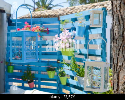 Laternen und Blumen im Garten consisted Stockfoto