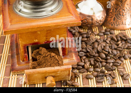 Kaffee um Vintage Kaffeemühle. Gemahlenen Kaffee in einer Schublade Stockfoto