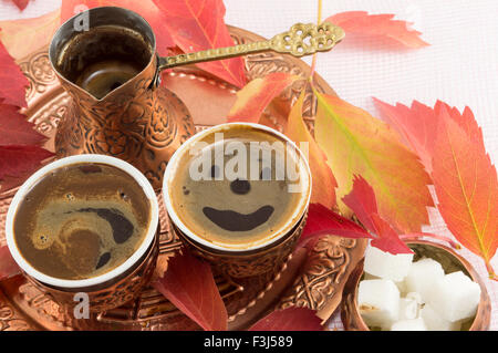 Türkischer Kaffee mit Mischung aus Blumen und Zucker. Herbst Hintergrund Stockfoto