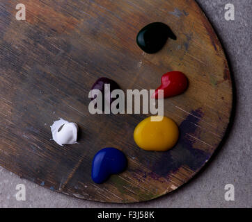 Holzkunst-Palette mit Farben, in der Nähe Stockfoto