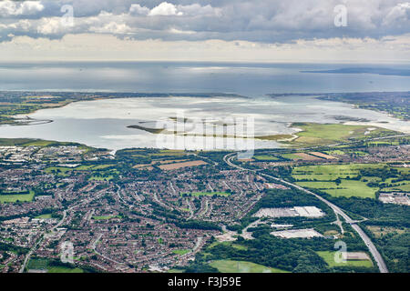 Langstone Harbour, östlich von Portsmouth, mit dem A3 unten rechts, Blick auf das Meer, Süd-England, UK Stockfoto