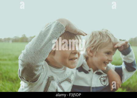 Zwei kleine Brüder spielen in einem Feld Stockfoto