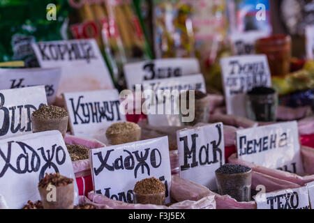 Schöne lebendige orientalischen Markt mit Taschen voller verschiedenen Gewürzen in Osh Basar in Bischkek, Kirgisistan. Stockfoto