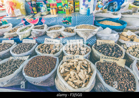 Lebendige orientalische zentralen asiatischen Markt mit Taschen voller verschiedenen Gewürzen in Osh Basar in Bischkek, Kirgisistan. Stockfoto