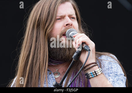 Adam Barron (The Voice UK 2013 Finalist), lead-Sänger mit The Mick Ralphs Blues Band, bei der 2015 Darlington r ' B Festival Stockfoto