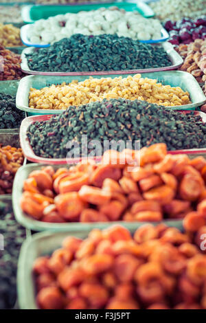 Trockenfrüchte und Gewürze wie Cashewnüsse, Rosinen, Nelken, Anis, etc. auf dem Display für Verkauf auf einem Basar in Osh Kirgisistan. Stockfoto