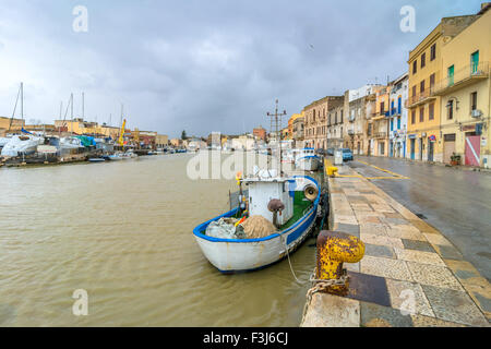 Zeigen Sie MAZARA DEL VALLO, Italien - 22. Februar 2014: Tag des Kanals, Angelboote/Fischerboote und Innenstadt in Mazara del Vallo, Italien an Stockfoto