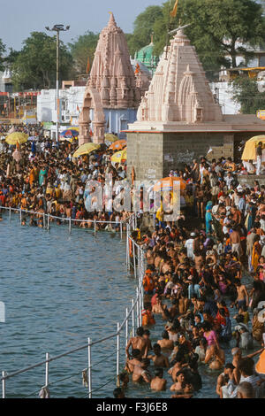 Baden Pilger drängen die Ghats von Shipra Fluß, Simhastha Kumbh Mela 2004, Ujjain, Madhya Pradesh, Indien Stockfoto