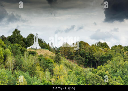 Die Zusammensetzung der drei Kreuze auf dem kahlen Berge in Vilnius, Litauen. In Erinnerung an diejenigen getötet Franziskanermönche. Stockfoto