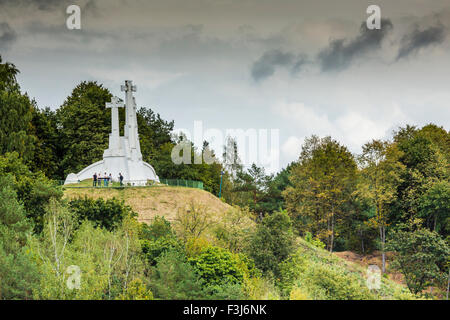 Die Zusammensetzung der drei Kreuze auf dem kahlen Berge in Vilnius, Litauen. In Erinnerung an diejenigen getötet Franziskanermönche. Stockfoto