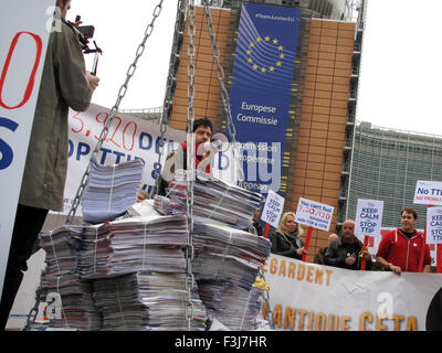 Brüssel, Belgien. 7. Oktober 2015. Gegner der geplanten Freihandelsabkommen TTIP und CETA übergeben rund 3,3 Millionen Unterschriften an die EU-Kommission in Brüssel, Belgien, 7. Oktober 2015. Überall in Europa fordern Kritiker Stillstand zu TTIP-Verhandlungen mit den USA und nicht die CETA-Abkommen mit Kanada zu ratifizieren. Sie befürchten, dass die Europäische Vorschriften untergraben werden, ökologischen und sozialen Standards gesenkt werden. Foto: LAURA LEWANDOWSKI/DPA/Alamy Live-Nachrichten Stockfoto