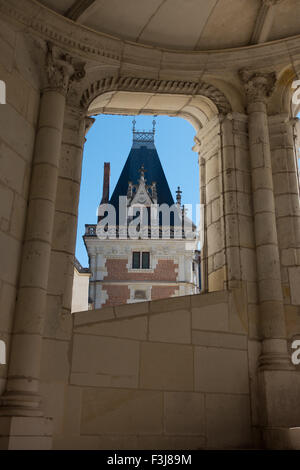 Ein Blick aus dem Inneren der Wendeltreppe auf das königliche Schloss von Blois im Loire-Tal, Frankreich Stockfoto