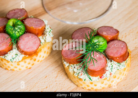 Tapas-Vorspeise mit Sauce und Wurst, Chili und dill Stockfoto