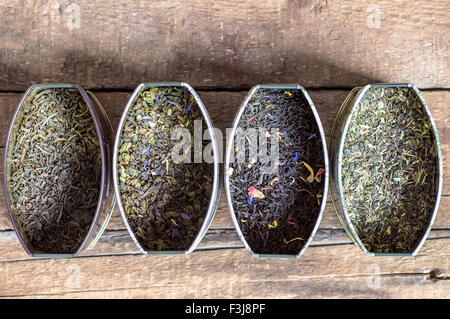 Sammlung-Sortiment von trockenen Tee in Blechdosen. Landhausstil für Hintergrund Stockfoto