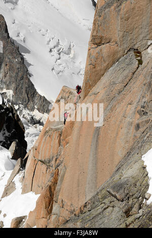 Bergsteiger und Kletterer auf eine Felswand, Aiguille du Midi, Mont-Blanc-Massiv, Chamonix, Französische Alpen, Haute Savoie, Frankreich, Euro Stockfoto