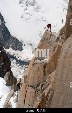 Bergsteiger eine Felswand klettern Aiguille du Midi, Mont-Blanc-Massiv, Chamonix, Französische Alpen, Haute Savoie, Frankreich, Europa Stockfoto