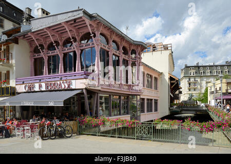 Art-Déco-Café, Place Balmat, Chamonix Mont Blanc, Französische Alpen, Haute Savoie, Frankreich, Europa Stockfoto
