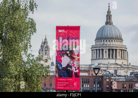 St. Pauls Cathedral, London, UK. Die Gegenwart ist Kathedrale, das Meisterwerk des britischen Architekten Sir Christopher Wren, mindestens die vierte auf dem Gelände stehen geblieben zu sein. Es wurde zwischen 1675 und 1710, nachdem sein Vorgänger in den großen Brand von London zerstört wurde, und Dienstleistungen im Jahre 1697 begann errichtet. Stockfoto