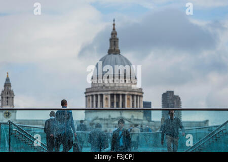 St. Pauls Cathedral, London, UK von der Millennium Bridge. Die Gegenwart ist Kathedrale, das Meisterwerk des britischen Architekten Sir Christopher Wren, mindestens die vierte auf dem Gelände stehen geblieben zu sein. Es wurde zwischen 1675 und 1710, nachdem sein Vorgänger in den großen Brand von London zerstört wurde, und Dienstleistungen im Jahre 1697 begann errichtet. Stockfoto