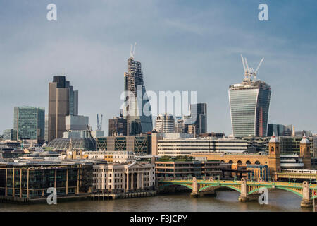 20 Fenchurch Street ist eine kommerzielle Wolkenkratzer im historischen Bankenviertel City of London. Es hat den Spitznamen "The Walkie-Talkie" wegen seiner markanten Form. Im Frühjahr 2014 abgeschlossen, und die obersten Etage "Sky Garden" wurde im Januar 2015 eröffnet. Das 34-geschossige Gebäude ist 160 m (525 ft) hoch, so dass es das fünfte höchste Gebäude in der City of London und dem 13. höchste in London. Es wurde von uruguayischer Architekt Rafael Viñoly im postmodernen Stil entworfen. Stockfoto