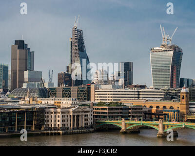 20 Fenchurch Street ist eine kommerzielle Wolkenkratzer im historischen Bankenviertel City of London. Es hat den Spitznamen "The Walkie-Talkie" wegen seiner markanten Form. Im Frühjahr 2014 abgeschlossen, und die obersten Etage "Sky Garden" wurde im Januar 2015 eröffnet. Das 34-geschossige Gebäude ist 160 m (525 ft) hoch, so dass es das fünfte höchste Gebäude in der City of London und dem 13. höchste in London. Es wurde von uruguayischer Architekt Rafael Viñoly im postmodernen Stil entworfen. Stockfoto